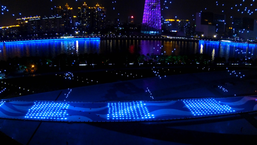 1000 EHang UAVs took off gradually in an orderly fashion 1000 EHang UAVs took off gradually in an orderly fashion