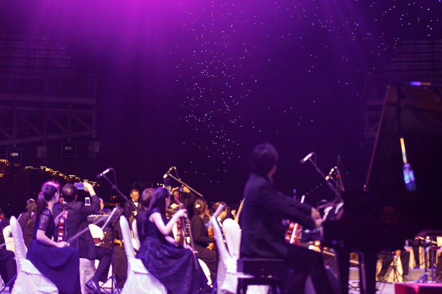 The Guangzhou Symphony Orchestra and the UAV formation performing simultaneously The Guangzhou Symphony Orchestra and the UAV formation performing simultaneously